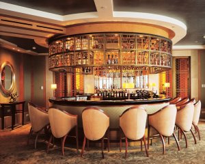 klassische stilvolle runde bar mit vielen gläsern und flaschen und teppich boden im grand hyatt in shanghai china